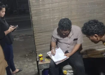 Polisi sedang membuat berita acara penyitaan miras, di salah satu warung. (ISTIMEWA)