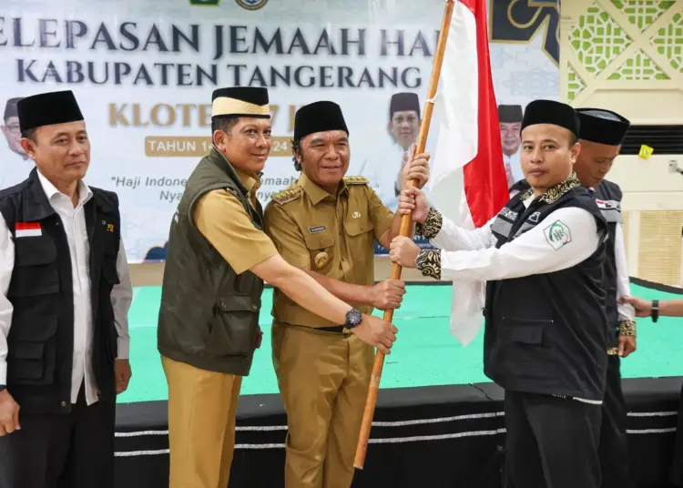 Pelaksana Harian Gubernur Banten Al Muktabar melepas keberangkatan jamaah haji asal Kabupaten Tangerang, Senin (13/5). (ISTIMEWA)