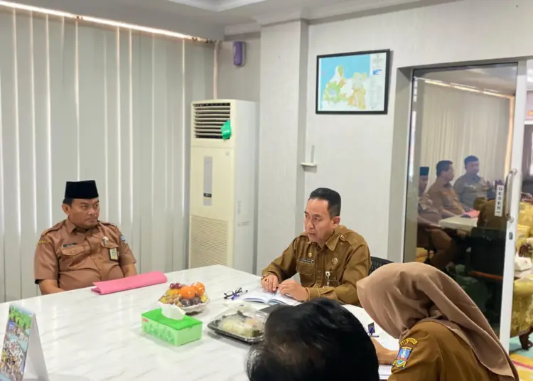 Kepala Bagian (Kabag) Kesra Setda Kabupaten Serang, Mamak Abror (kiri), tengah melakukan rapat koordinasi dengan Sekda dan jajarannya. (SIDIK/SATELITNEWS.COM)