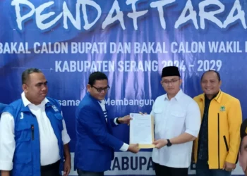 Bakal Calon Bupati Serang, Andika Hazrumy, mengembalikan formulir pendaftaran ke DPD PAN Kabupaten Serang. (SIDIK/SATELITNEWS.COM)