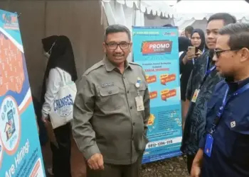 Sekda Kabupaten Pandeglang Ali Fahmi Sumanta, sedang berbincang saat menghadiri acara Job Fair 2024, beberapa waktu lalu. (DOKUMEN/SATELITNEWS.COM)