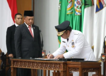 Al Muktabar, tandatangani Berita Acara Pelantikan di hadapan Mendagri, Jumat (17/5/2024). (ISTIMEWA)