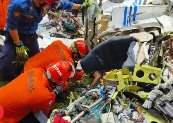 Pesawat Jatuh di Tengah Hujan Lebat