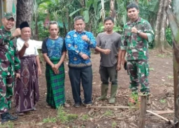 Sekmat Cadasari Eka Rahma Wijaya (tengah), bersama jajaran Muspika, serta perwakilan masyarakat, meninjau lokasi untuk sumur bor. (ISTIMEWA)