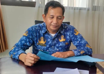 Plt Kepala DPMPD Kabupaten Pandeglang, Doni Hermawan, saat ditemui di ruang kerjanya, Senin (20/5/2024). (ADIB FAHRIE/SATELITNEWS.COM)