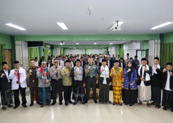 Danrem 064/Maulana Yusuf Brigjen Firman Sjahrial Agustus (Tengah) bersama jajaran pengurus FSPP Provinsi Banten dan tamu undangan saat foto Bersama usai pengukuhan pengurus FSPP Banten periode 2024-2029, Senin (20/5/2024). (LUTHFI/SATELITNEWS.COM)