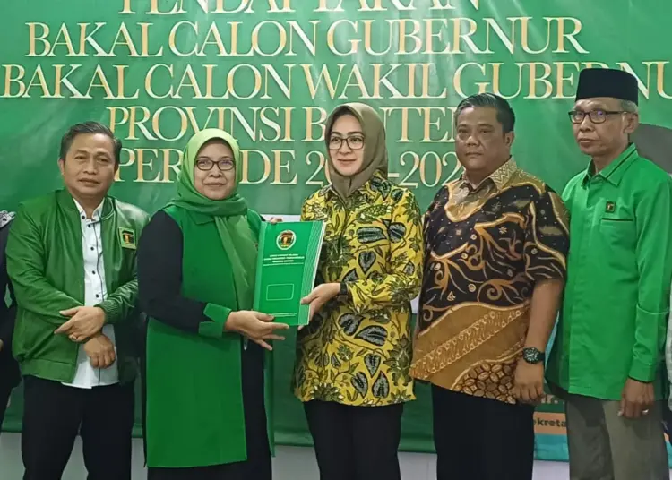 Balon Gubernur Banten, Airin Rachmy Diani, saat menyerahkan formulir pendaftaran ke DPW PPP Provinsi Banten, Rabu (22/5/2024). (LUTHFI/SATELITNEWS.COM)