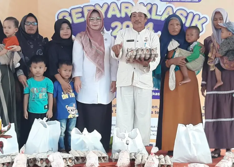 Camat Leuwidamar, Kabupaten Lebak, Arsid, saat menyalurkan bantuan kepada masyarakat sebagai penerima manfaat, dari program penurunan stunting.(DOKUMEN/SATELITNEWS.COM)