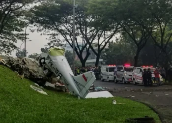 Pesawat latih PK-IFP jatuh di lapangan sunburst, BSD, Kecamatan Serpong, Kota Tangsel. (ISTIMEWA)