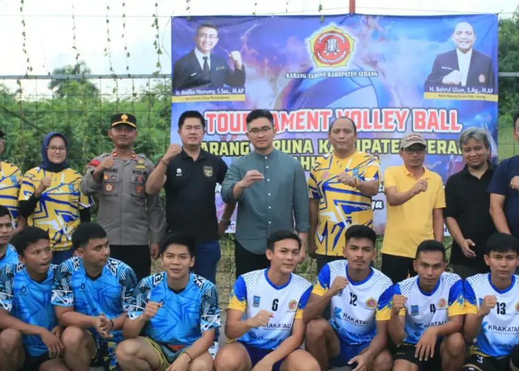 Andika Hazrumy membuka dan foto bersama, di acara turnamen bola voli Karang Taruna di Kibin. (ISTIMEWA)