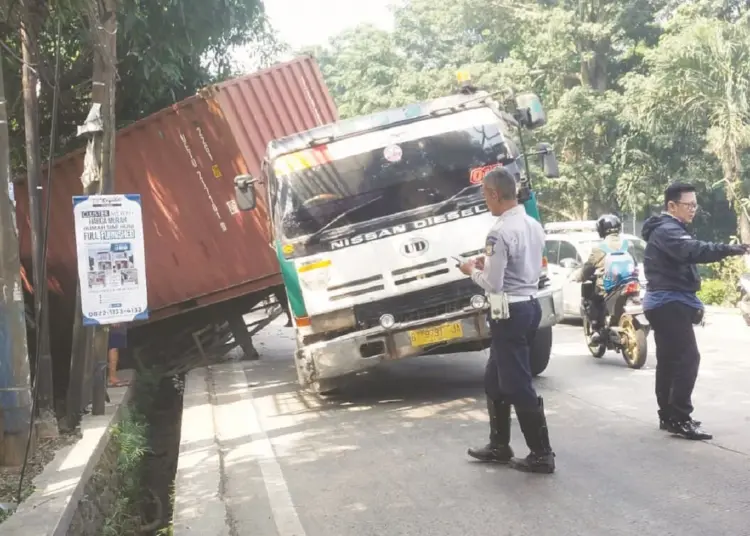 Truk Terperosok Akibat Rem Blong di Serpong