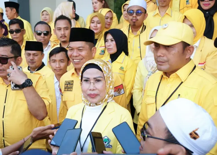 Ketua DPD Golkar Banten, Ratu Tatu Chasanah, saat di wawancara oleh wartawan usai kegiatan Golkar, Rabu (29/5/2024). (SIDIK/SATELITNEWS.COM)