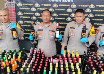 Kapolres Pandeglang AKBP Oki Bagus Setiaji, menunjukkan barang bukti berupa Miras, di halaman Mapolres setempat, Kamis (30/5/2024). (ADIB FAHRIE/SATELITNEWS.COM)