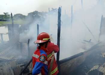 Foto : Petugas Damkar BPBD Kabupaten Serang, melakukan upaya pemadaman rumah dan bengkel yang dilanda kebakaran. (ISTIMEWA)