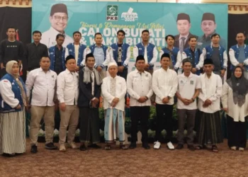 Balonbup Pandeglang, Iing Andri Supriadi (tengah), berfoto bersama dengan jajaran pengurus DPC PKB Kabupaten Pandeglang, beserta relawan, Sabtu (11/5/2024). (MARDIANA/SATELITNEWS.COM)