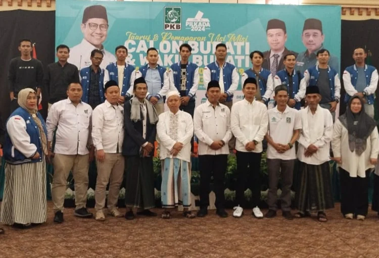 Balonbup Pandeglang, Iing Andri Supriadi (tengah), berfoto bersama dengan jajaran pengurus DPC PKB Kabupaten Pandeglang, beserta relawan, Sabtu (11/5/2024). (MARDIANA/SATELITNEWS.COM)