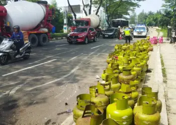 Truk Pengangkut Terguling, Ratusan Tabung Gas Melon Berhamburan di Serpong