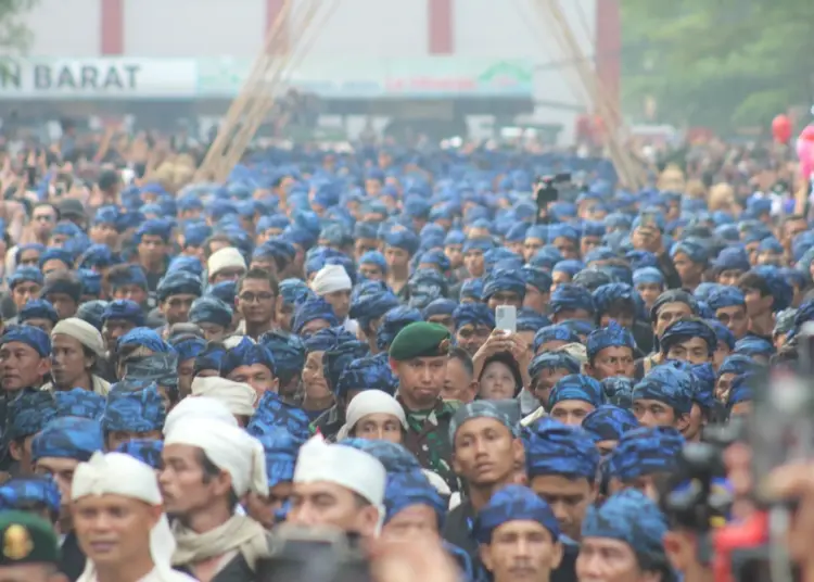 Ribuan warga Baduy, Desa Kanekes, Kecamatan Leuwidamar, saat berjalan menuju Pendopo Pemkab Lebak, Jumat (17/5/2024). (MULYANA/SATELITNEWS.COM)