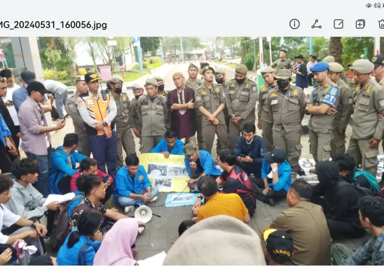 Truk Tanah Berkeliaran di Luar Jam Operasional, Mahasiswa Demo Kantor Wali Kota Tangsel