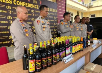 Operasi Pekat Polisi Sita 1.800 Botol Miras di Lebak