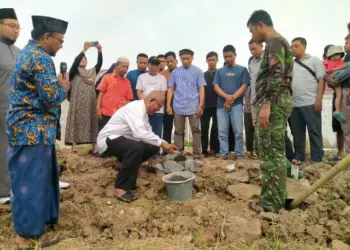 Warga Perumahan Taman Arroyan Lakukan Peletakan Batu Pertama Pembangunan Musala