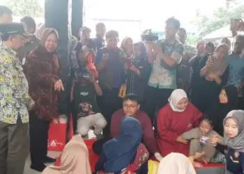 Menteri Sosial RI Tri Rismaharini saat meninjau langsung beberapa balita yang mengalami penyakit Mikrosefalus, pada acara Baksos Mensos di Kantor Kecamatan Cipanas, Kabupaten Lebak, Jumat (14/6/2024). (MULYANA)