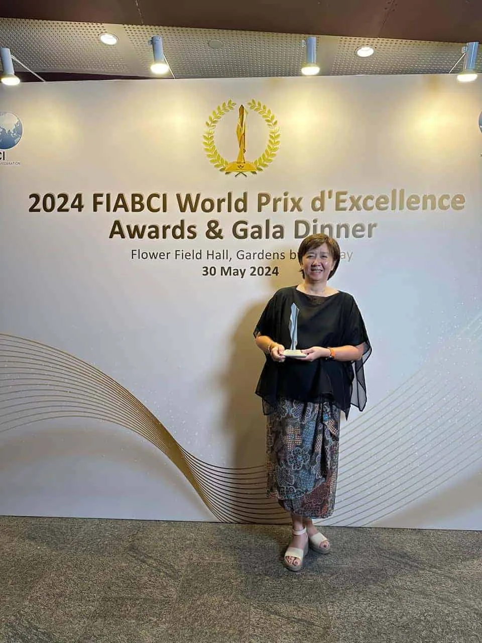 TERIMA PENGHARGAAN: CEO Residential Partnership Sinar Mas Land Djuili Alman mewakili Sinar Mas Land menerima penghargaan Silver Winner Sustainable Development dalam ajang The 2024 FIABCI World Prix d'Excellence Awards, pada Kamis (30/5) di the Gardens by the Bay, Singapura. (ISTIMEWA)