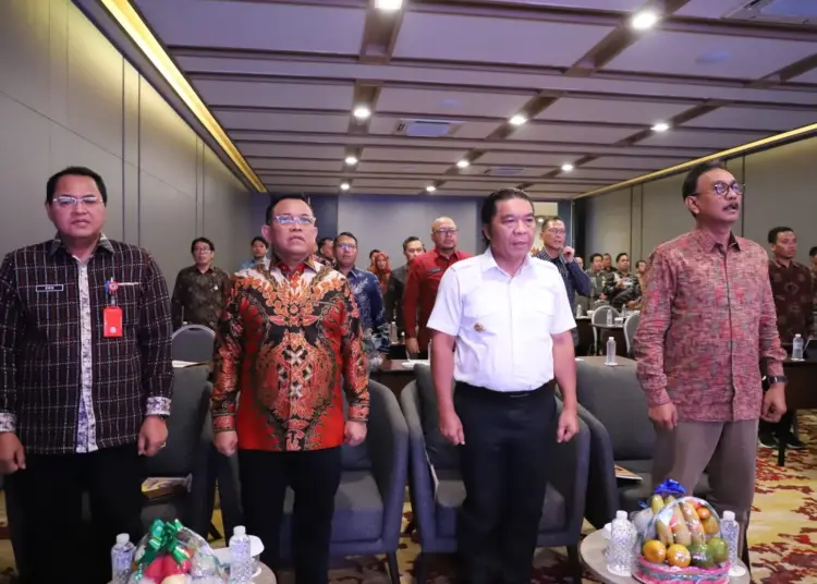 Kepala BPN Provinsi Banten Sudaryono (kedua dari kiri) bersama Pj gubernur Banten Al Muktabar saat mengikuti kegiatan Rapat Koordinasi Awal GTRA Provinsi Banten Tahun Anggaran 2024, yang dilaksanakan oleh Gugus Tugas Reforma Agraria (GTRA) akhir pekan kemarin di Aston Hotel, Kota Serang. (ISTIMEWA)