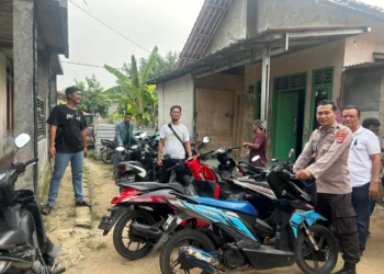 Petugas Polisi dari Polsek Ciruas, Kabupaten Serang, menggerebek aktifitas judi sabung ayam. (ISTIMEWA)