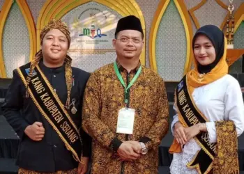 Asda II Pemkab Serang, Febrianto, foto bersama dengan Kang Nong usai gelaran MTQ Tingkat Kabupaten, belum lama ini di Cinangka. (ISTIMEWA)