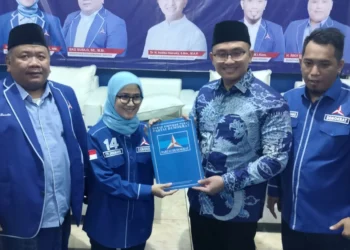 Ketua DPD Partai Demokrat Provinsi Banten, Iti Octavia Jayabaya, menyerahkan surat tugas terhadap Bakal Calon Bupati Serang Andika Hazrumy, Senin (3/6/2024). (SIDIK/SATELITNEWS.COM)