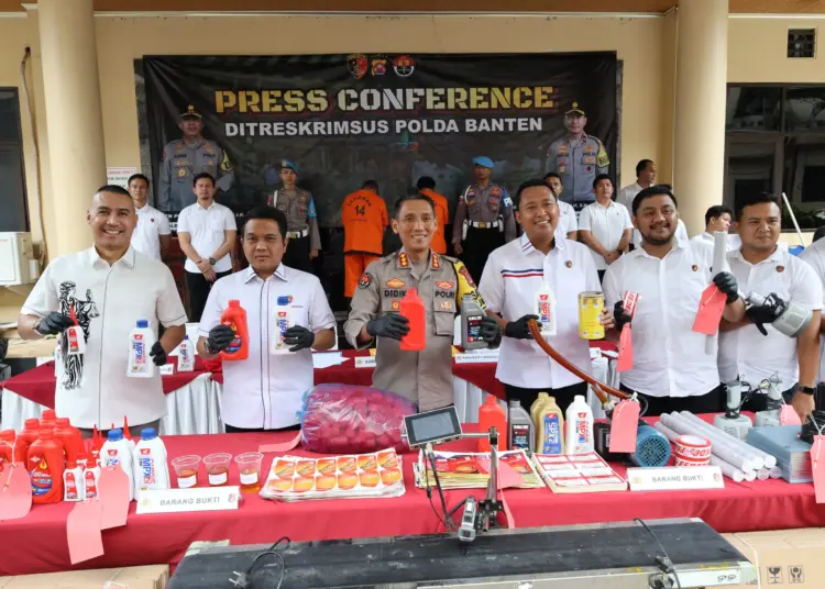 Kabid Humas Polda Banten Kombes Pol Didik Hariyanto, didampingi Wadirreskrimsus Polda Banten AKBP Wiwin Setiawan, dan perwakilan PT. Astra Honda Motor menunjukan barang bukti dalam konferensi pers ungkap kasus tindak pidana di Polda Banten, Senin (3/6/2024). (ISTIMEWA)