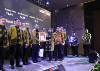 Bupati Serang, Ratu Tatu Chasanah, memberikan penghargaan SAKIP Award terhadap OPD, Selasa (4/6/2024). (SIDIK/SATELITNEWS.COM)