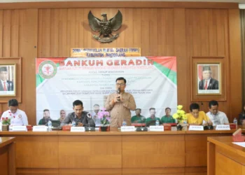 Wakil Ketua DPRD Pandeglang, Tb. Asep Rafiuddin Arief, menyampaikan pendapat di acara FGD, di gedung DPRD setempat, Selasa (4/6/2024). (ADIB FAHRIE/SATELITNEWS.COM)