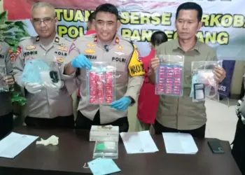 Perwira tinggi Polres Pandeglang, tunjukkan barang bukti narkoba yang disitanya, Rabu (5/6/2024). (ADIB FAHRIE/SATELITNEWS.COM)