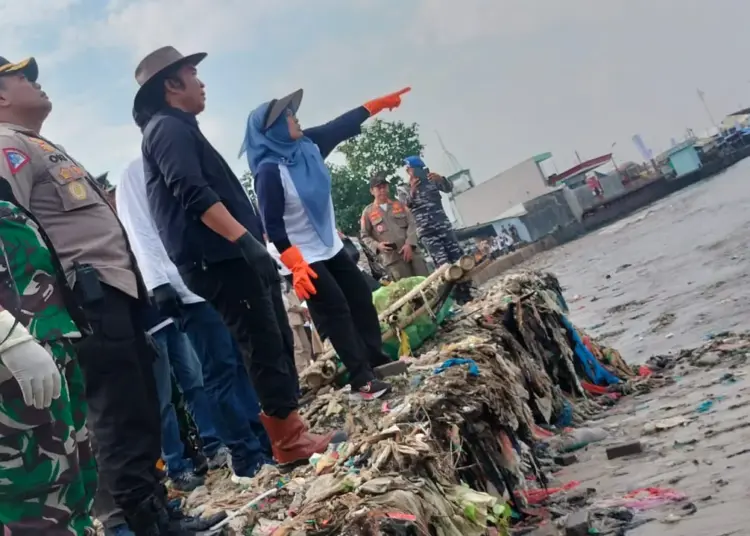 Bupati Pandeglang Irna Narulita, mendampingi Pj Gubernur Banten Al Muktabar, di lokasi tumpukan sampah Teluk, Kecamatan Labuan, Kabupaten Pandeglang, Jumat (7/6/2024). (ADIB FAHRIE/SATELITNEWS.COM)