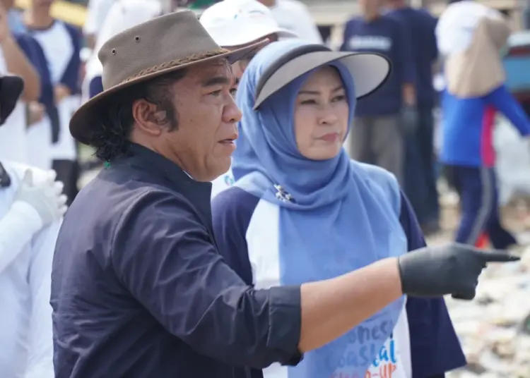 Pj Gubernur Banten Al Muktabar, berbincang dengan Bupati Pandeglang Irna Narulita, di area tumpukan sampah Teluk Kecamatan Labuan, Kabupaten Pandeglang, Jumat (7/6/2024). (ISTIMEWA)