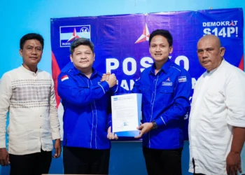 Iing Andri Supriadi (kedua dari kanan), menerima surat tugas dari DPP Partai Demokrat yang diberikan oleh Ketua DPC Partai Demokrat Pandeglang MM. Fuhaira Amin (kedua dari kiri), di Sekretariat DPC Partai Demokrat Pandeglang, Sabtu (8/6/2024). (ISTIMEWA)