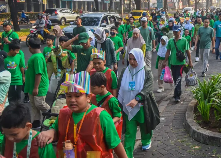 Ajarkan Siswa Cintai Bumi, SD Cikal Cendekia Gelar Long March Pungut Sampah