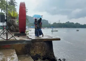 Pantai Carita, salah satu lokasi tujuan wisata di Pandeglang yang hingga kini masih ramai diburu wisatawan. (ISTIMEWA)