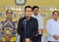 KONFERENSI PERS: Jajaran Komisioner KPU Kabupaten Tangerang saat menggelar konferensi pers di lobi Sekretariat KPU Kabupaten Tangerang, Tigaraksa. (SATELIT NEWS)