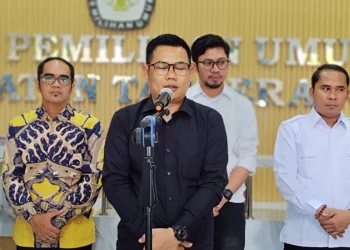 KONFERENSI PERS: Jajaran Komisioner KPU Kabupaten Tangerang saat menggelar konferensi pers di lobi Sekretariat KPU Kabupaten Tangerang, Tigaraksa, Senin (10/6). (ALFIAN HERIANTO)