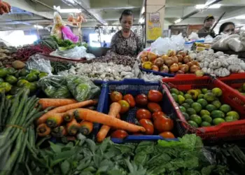 PENJUAL SAYURAN: Pedagang sayuran di Pasar Tigaraksa saat menunggu pembeli. (DOK/SATELITNEWS)