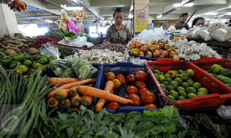 PENJUAL SAYURAN: Pedagang sayuran di Pasar Tigaraksa saat menunggu pembeli. (DOK/SATELITNEWS)