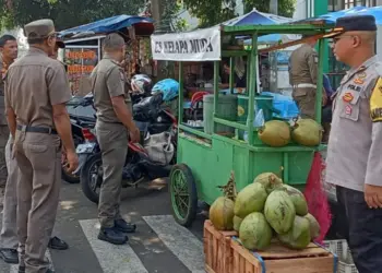 Sejumlah anggota Satpol PP Kabupaten Pandeglang, didampingi jajaran personel Kepolisian setempat, memberikan arahan kepada para PKL di lingkungan Pemkab Pandeglang, Senin (10/6/2024). (ADIB FAHRIE/SATELITNEWS.COM)