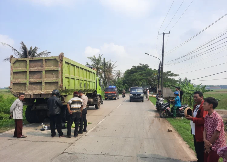 EVAKUASI: Petugas Kepolisian Sektor Mauk sedang melakukan evakuasi terhadap korban Lakalantas di Jalan Raya Kemiri, Kampung Kemiri, Desa Pajang, Kecamatan Kemiri, Selasa (11/6). (ALFIAN HERIANTO)