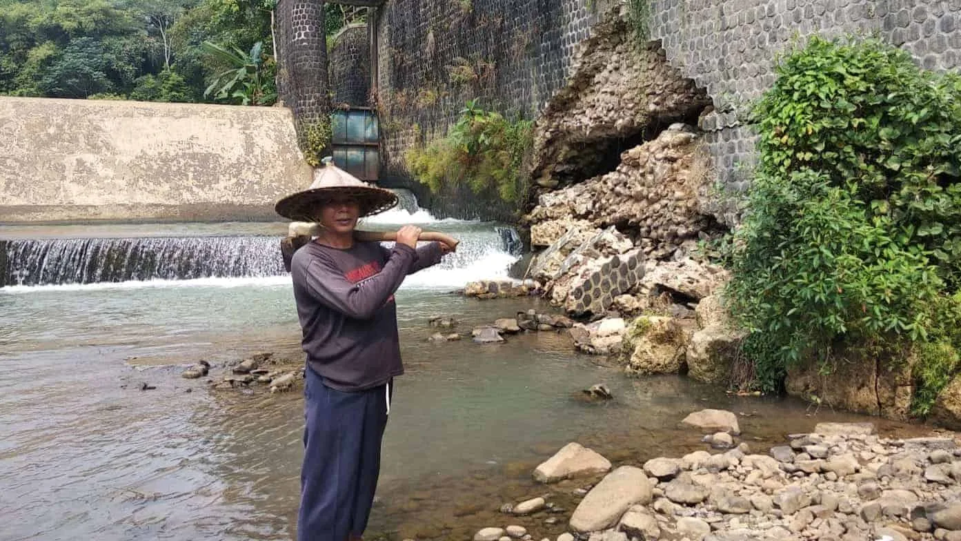 Tanggul pembahi aliran air Bendungan Cisurog, di Kampung Bantarpanjang, Desa Banyubiru, Kecamatan Labuan, Kabupaten Pandeglang, jebol. (ADIB FAHRIE/SATELITNEWS.COM)