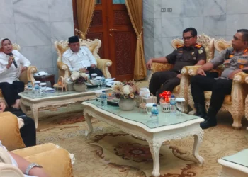 Bupati Serang Ratu Tatu Chasanah, menggelar rapat dengan Forkompinda, di ruangan pendopo, Rabu (13/6/2024). Dalam rapat tersebut, kenakalan remaja menjadi pembahasan utama. (SIDIK/SATELITNEWS.COM)