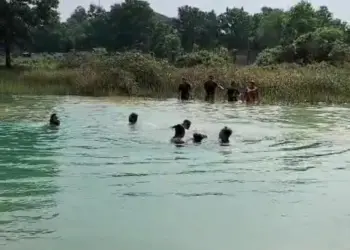 Terlihat warga berkerumun sedang mencoba menolong dua anak yang tenggelam di danau bekas galian tanah yang berada di Kelurahan Kadu Agung, Kecamatan Tigaraksa, Kamis (13/6). (ISTIMEWA)