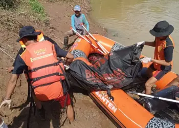 Petugas gabungan mengevakuasi korban tenggelam, yang sempat menghilang beberapa hari sebelumnya. (ISTIMEWA)